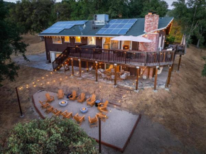 New Yosemite Lookout Lodge w hot tub firepits game room and more
